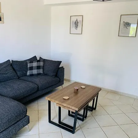 Beautiful With Pool Walking Distance To Villa